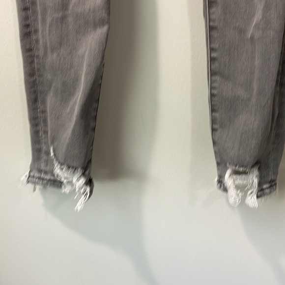 American Eagle Super high rise jegging size 8. Grey distressed. - Picture 5 of 9